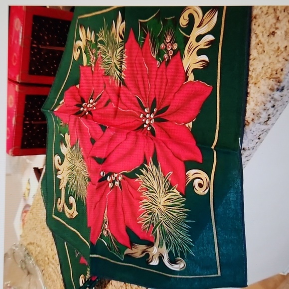 Poinsettia Table cloth and napkins (12) - Picture 2 of 7